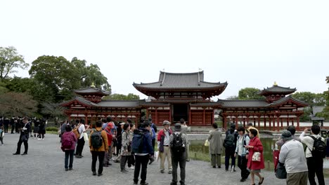 Tourists-visiting-the-Byōdō-in-Buddhist-temple-in-the-city-of-Uji-in-Kyoto-Prefecture