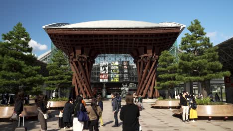 Visitantes-Tomando-Fotografías-Desde-La-Puerta-Del-Tambor-Tsuzumi-De-La-Estación-De-Kanazawa.
