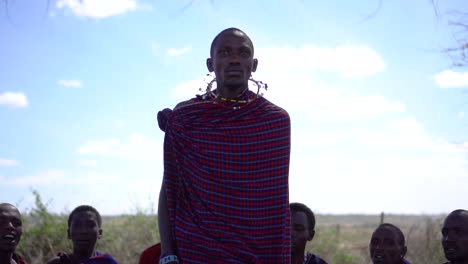 Männer-Vom-Maasai-Stamm-Im-Traditionellen-Springtanz,-Zeitlupe