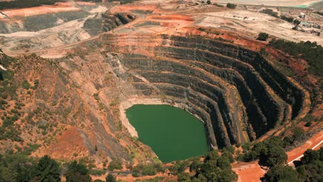 Drohnenaufnahme,-Die-Eine-Verlassene-Minengrube-Und-Ein-Bergbaugelände-Im-Hintergrund-In-Westaustralien-Zeigt