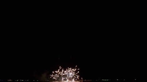 Große-Rote-Explosionen-In-Der-Mitte,-Gefolgt-Von-Kreuz-Und-Quer-Verlaufenden-Raketen,-Die-In-Roten-Flammen-Enden,-Pattaya-International-Fireworks-Festival-2023,-Thailand
