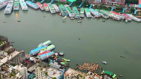 Luftaufnahme-über-Dem-Fluss-Buriganga-In-Dhaka-Mit-Dem-Farbenfrohen-Fährterminal