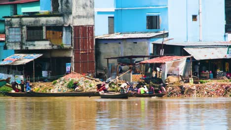 Einheimische-Dorfbewohner-Rudern-Traditionelle-Boote-Auf-Einem-Verschmutzten-Fluss-In-Bangladesch