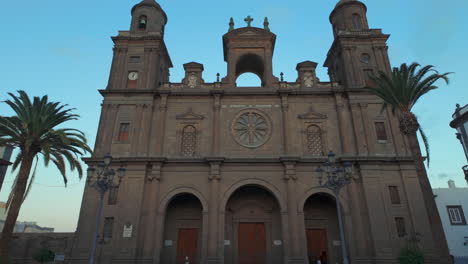 Fantastische-Filmische-Aufnahme-Der-Kathedrale-Santa-Ana-In-Der-Stadt-Las-Palmas-Auf-Gran-Canaria-Und-Während-Des-Sonnenuntergangs