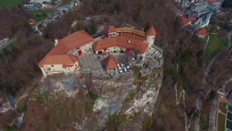 Drohne-Rotiert-Nach-Links,-Blick-Auf-Die-Burg-Von-Bleder-See-Auf-Einer-Klippe