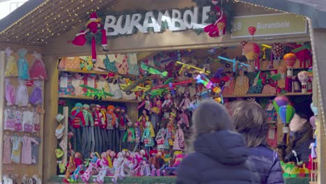 Weihnachtsmarktstand-Mit-Spielzeugverkauf-Auf-Dem-Weihnachtsmarkt-In-Meran---Meran,-Südtirol,-Italien
