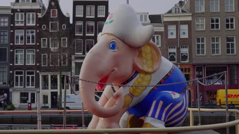 Zoom-in-on-Dutch-Lady-elephant-statue,-elephant-parade-in-Amsterdam,-Netherlands