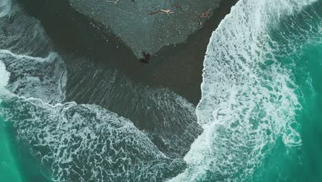 Neuseeland-Schwarzer-Sand-Am-Strand-Ozean-Krachende-Wellen-An-Der-Küste