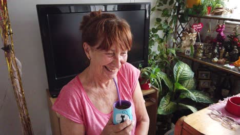 Eine-ältere-Argentinische-Frau-Trinkt-Ein-Traditionelles-Südamerikanisches,-Mit-Koffein-Angereichertes-Kräutergetränk