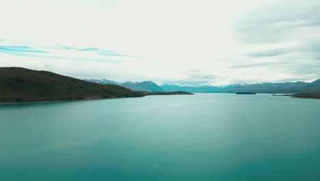 Lake-Tekapo-Neuseeland-Filmische-Drohne-über-Aquablauem-Wasser