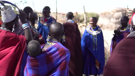 Gruppe-Glücklicher-Afrikanischer-Maasai-Stammfrauen-Und-Eines-Babys,-Nahaufnahme-In-Zeitlupe