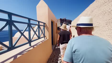 Oia-Santorini-Griechenland-Insel-Reise-Tourist-Immersiver-Spaziergang,-Europa,-4k-|-Griechisch,-Ägäis,-Meer,-Klippe,-Ozean,-Stadt,-Urlaub,-Einkaufen,-Weiß,-Marmor,-Menschenmenge,-Blumen,-Reisender,-Menschen,-Hut,-Beschäftigt