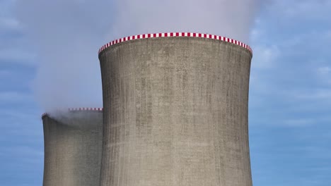 Kühltürme-Des-Kernkraftwerks-Dukovany-Mit-Rot-weißen-Sicherheitsmarkierungen