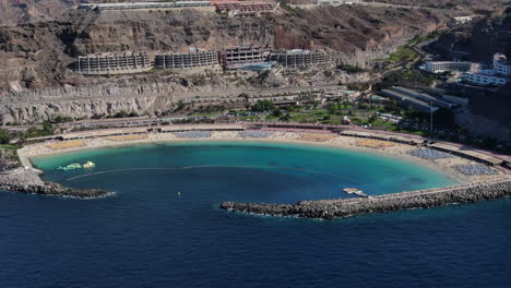 Aerial-view-travelling-out-to-Amadores-beach-and-the-resorts-near-the-coast