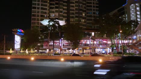 Fahrzeuge,-Die-Auf-Der-Gegenüberliegenden-Seite-Eines-Beliebten-Einkaufszentrums-Mitten-In-Der-Stadt-Bangkok,-Thailand,-Vorbeifahren