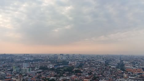 Timelapse-Del-Paisaje-Urbano-Con-Cielo-Nublado-En-Semarang,-Java-Central,-Indonesia
