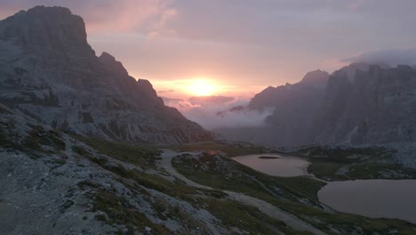 Drei-Zinnen-4K-Luftaufnahmen-Mit-See--Und-Bergblick-Bei-Sonnenaufgang