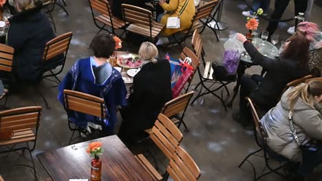 Sit-down-for-dinner-within-Covent-Garden-before-Christmas,-London,-United-Kingdom