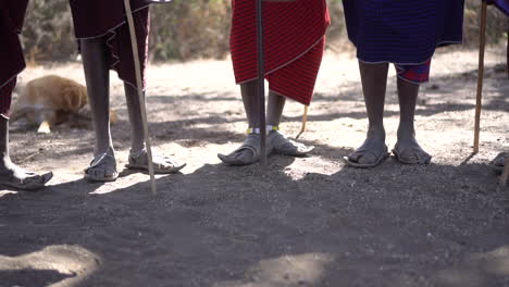 Zeitlupen-Nahaufnahme-Der-Füße-Von-Mitgliedern-Des-Afrikanischen-Massai-Stammes,-Während-Einer-Einen-Sprungtanz-Aufführt