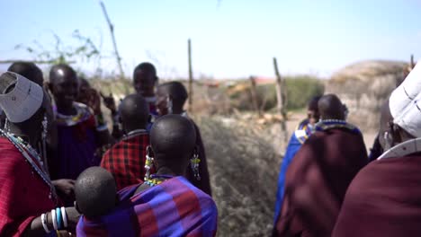 Gruppe-Glücklicher-Frauen-Aus-Dem-Maasai-Stamm-In-Zeitlupe,-Afrikanische-Ethikgruppe,-Die-Im-Naturschutzgebiet-In-Der-Savanne-Lebt