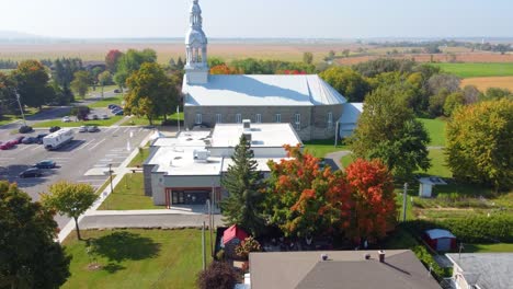 Luftaufnahme-Der-Stadtkirche-Und-Des-Parkplatzes-Während-Des-Herbsttages,-Montreal,-Quebec,-Kanada