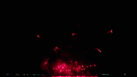Exhibición-De-Fuegos-Artificiales-Para-La-Celebración-De-La-Víspera-De-Año-Nuevo-Con-Un-Gran-Espectáculo-De-Fuegos-Artificiales-Multicolor-Abstracto-Con-Luces-Bokeh-En-El-Cielo-Nocturno