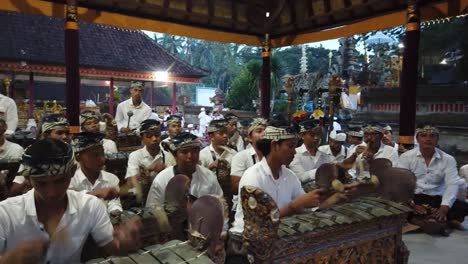 Jóvenes-Músicos-Tocan-Música-Gamelan-En-La-Ceremonia-Del-Templo-Hindú-En-Bali,-Indonesia,-Vistiendo-Ropas-Ceremoniales-Y-Arte-Religioso.