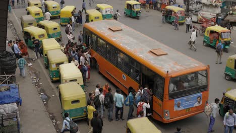 La-Gente-Apretujándose-En-El-Autobús-En-Una-Calle-Muy-Transitada,-Delhi,-India