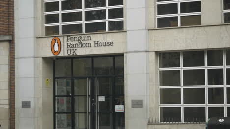 Mittlere-Nahaufnahme-Des-Hauptsitzes-Von-Penguin-Random-House-In-Pamlico,-London,-Einem-Amerikanischen-Multinationalen-Mischkonzern