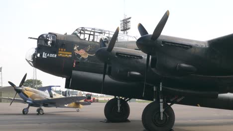 Avro-Lancaster-Auf-Der-Airshow-Mit-Spitfire-Im-Hintergrund