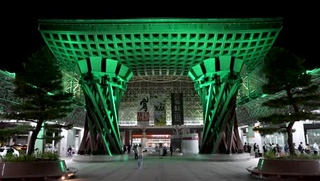 Nachts-Von-Grünem-Licht-Beleuchtet,-Das-Tsuzumi-Trommeltor-Des-Bahnhofs-Kanazawa