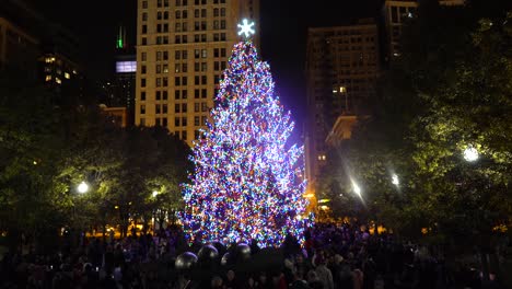 Menschen-Feiern-Winterferien-In-Der-Nähe-Des-Weihnachtsbaums-In-Der-Innenstadt-Von-Chicago-Mit-Einem-Wolkenkratzer-Im-Hintergrund