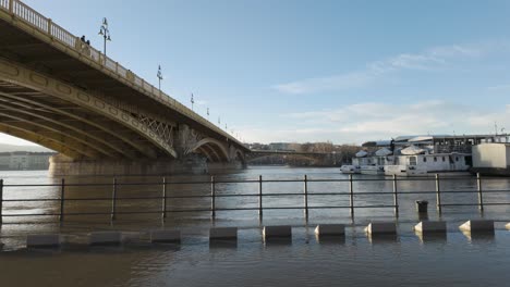 Zeitlupen-Lkw-Aufnahme-Am-Carl-Lutz-Kai-Der-Donau-An-Der-Margaretenbrücke-Und-Einer-Margareteninsel-Während-Der-Überschwemmung-Des-Flusses-In-Budapest,-Ungarn-–-26.-Dezember-2023