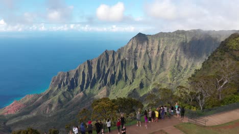 Drone-Flying-over-the-Pu'uo-Kila-Lookout-and-the-Na-Pali-Coast-in-Kauai