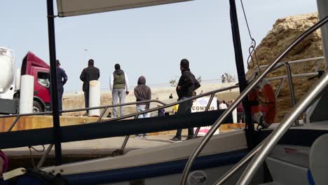 Tripulación-De-Un-Ferry-Esperando-En-El-Muelle-Para-La-Salida
