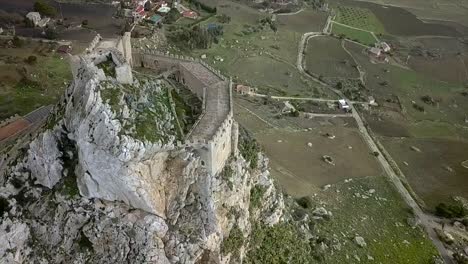 Drohnenschuss,-Der-Sich-Um-Den-Standpunkt-Der-Burg-Chiaramonte-In-Der-Stadt-Mussomeli-In-Sizilien-Dreht
