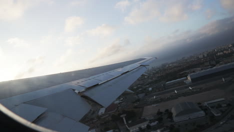 Avión-Despegando-Por-La-Mañana-En-El-Aeropuerto-De-Lisboa-En-Portugal-Cielo-Con-Nubes