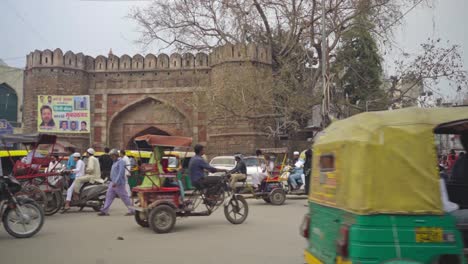 Calle-Concurrida-De-La-Antigua-Ciudad-De-Hyderabad-Y-Cruce-De-Personas,-Vehículos,-Vehículos-De-Dos-Ruedas-Y-Rickshaws,-India
