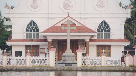 Traditionelle-Alleppey-Kirchenfassade-Mit-Blick-Auf-Den-Fluss,-Backwaters-Von-Kerala,-Indien