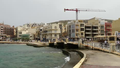 Vista-De-La-Calle-De-La-Ciudad-De-Marsalforn,-Gozo.