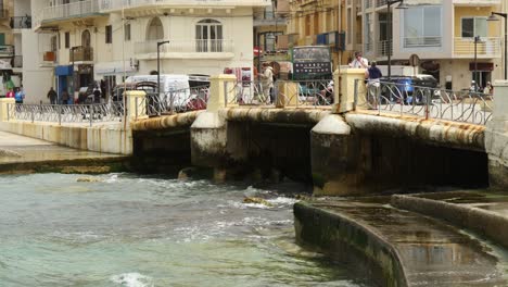 Gente-En-El-Puente-En-La-Ciudad-De-Marsalforn,-Gozo.