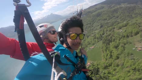 Parapentes-Volando-Sobre-El-Exuberante-Terreno-Y-El-Tranquilo-Lago-Azul-En-Suiza-En-Un-Día-Soleado---De-Cerca