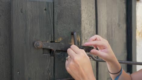Closing-a-wooden-door-in-Sardinia