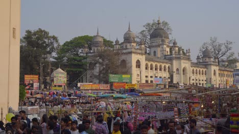Pueblo-Indio-De-Compras-En-El-Mercado-Callejero-Del-Monumento-Patrimonial-Charminar-De-400-Años-De-Antigüedad-Durante-El-Festival-Ramzan-En-Hyderabad,-India