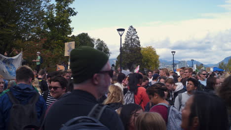 Eine-Kamerafahrt-Von-Rechts-Nach-Links-Einer-Menschenmenge-Von-Klimaschutzdemonstranten,-Die-Sich-Im-Rathaus-Von-Vancouver-Versammelten