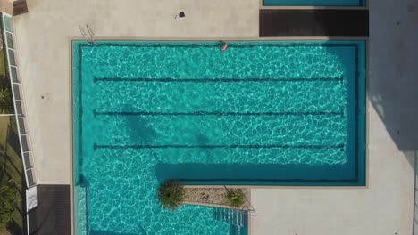 Genießen-Sie-Einen-Urlaub-Mit-Schwimmen-In-Einem-Mittelgroßen-Luxus-Resort-Pool-In-Florianopolis,-Brasilien