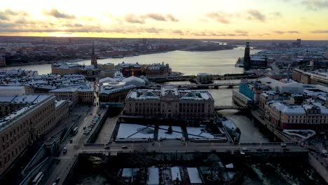 Sunset-drone-footage-approaching-Stockholms-Medeltidsmuseum,-a-history-museum-located-in-the-heart-of-Stockholm-City