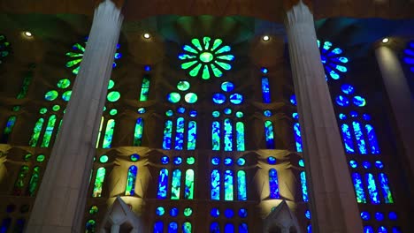 Nach-Oben-Kippende-Aufnahme,-Malerischer-Blick-Auf-Die-Innenarchitektur-Von-Buntglas-In-Der-Kirche-Sagrada-Familia-In-Barcelona,-Spanien