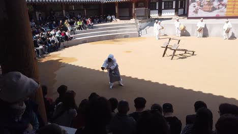 Korean-folk-dance-performance-actor-addressing-the-audience