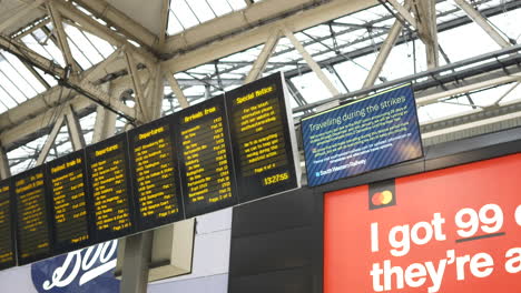 Fahrplan-Fahrplan-Informationstafeln-In-Einem-Bahnhof-London,-Vereinigtes-Königreich
